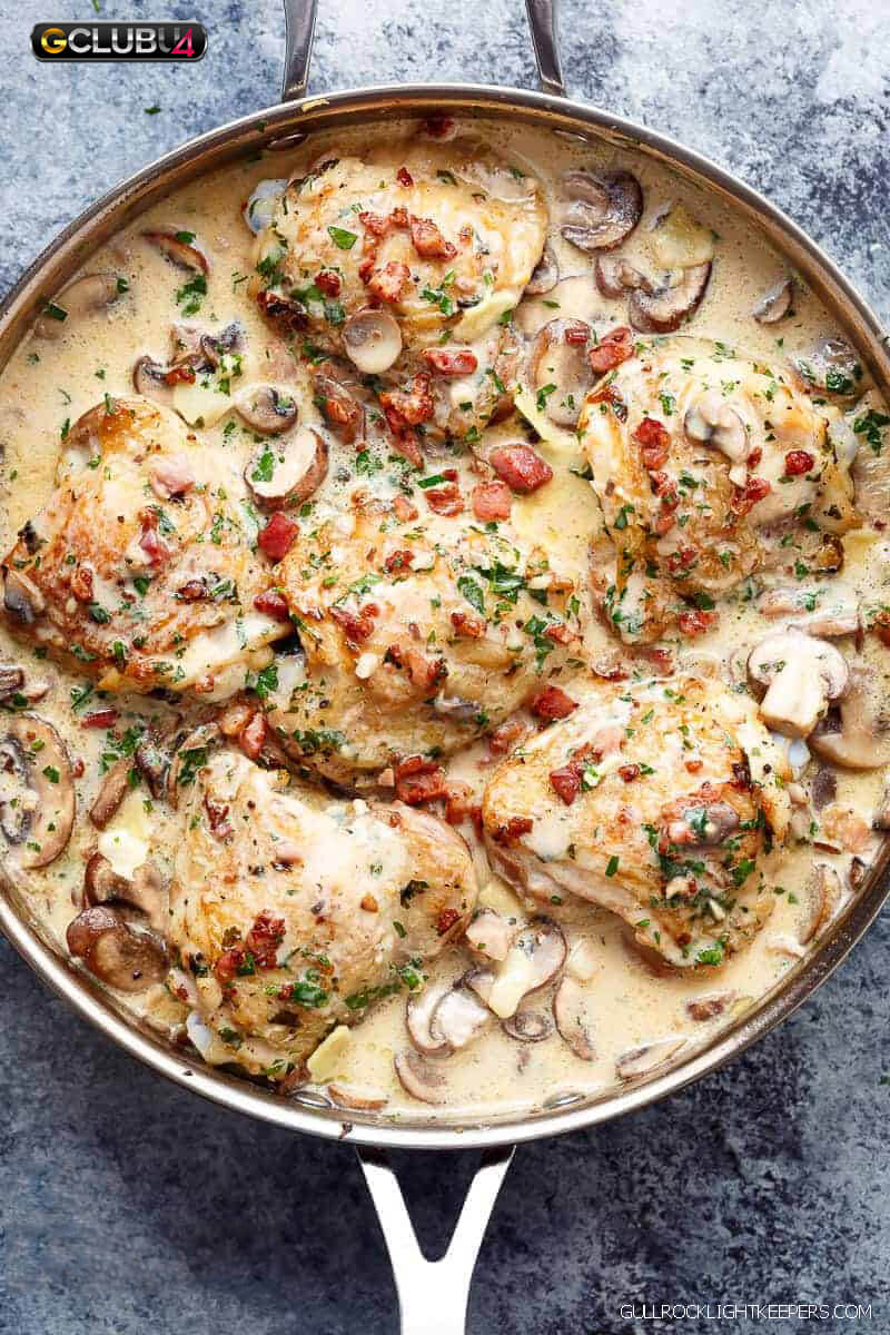 น่องไก่อบครีมกับเห็ดและเบคอน