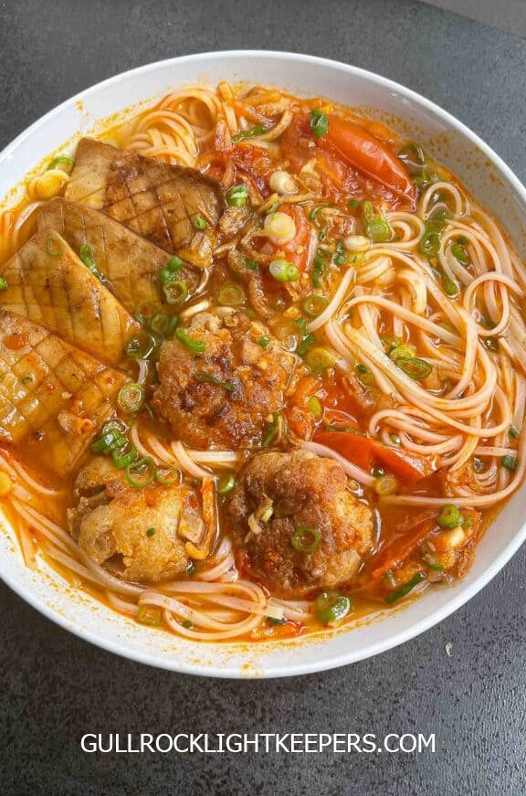 ซุปก๋วยเตี๋ยวมะเขือเทศสไตล์เวียดนาม