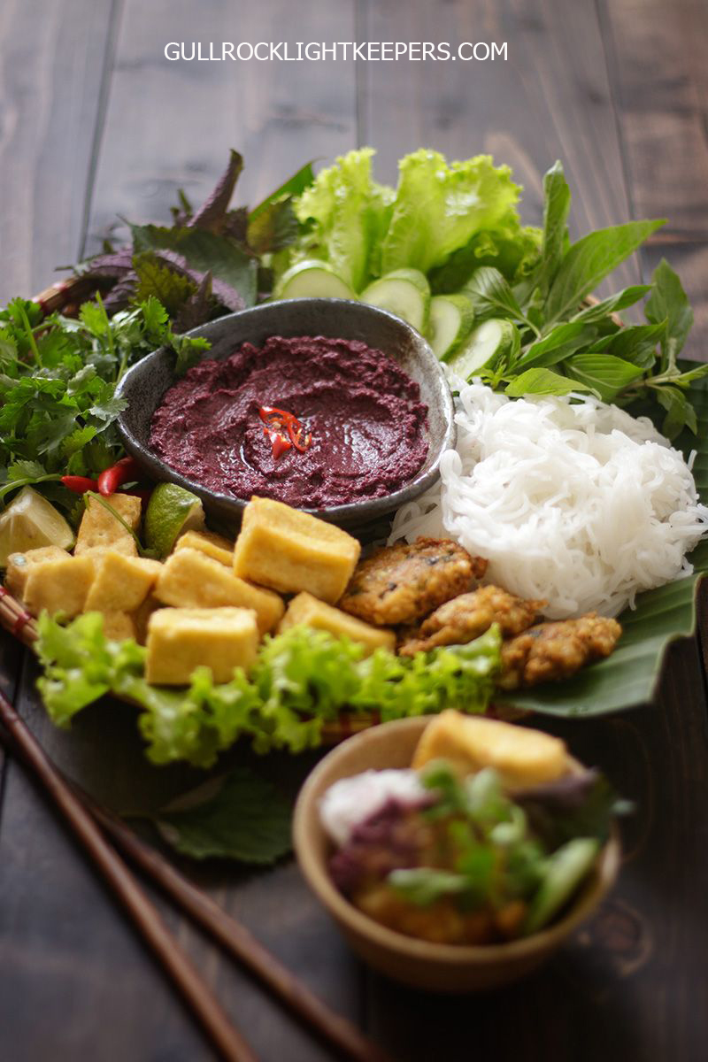 ขนมจีนน้ำจิ้มกะปิ (Bún Đậu Mắm Tôm)